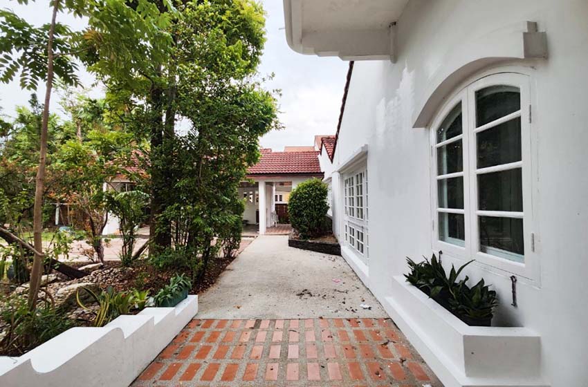 House with Shared Pool in Srinakarin 